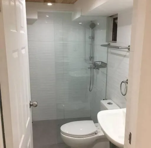 Apartment Renovated 2br 2tb Wifi/netflix Very Near Mall Qc *